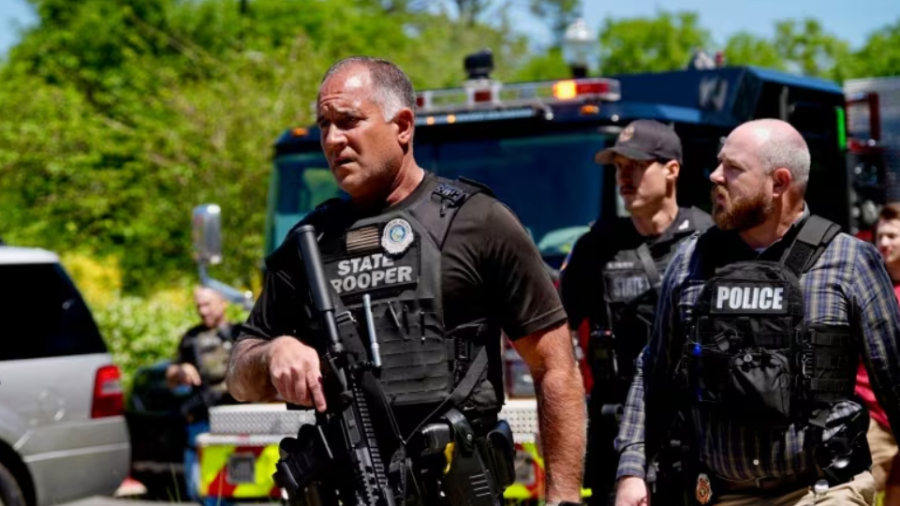 Policía en la Universidad de Florida durante reportes de tiroteo masivo
