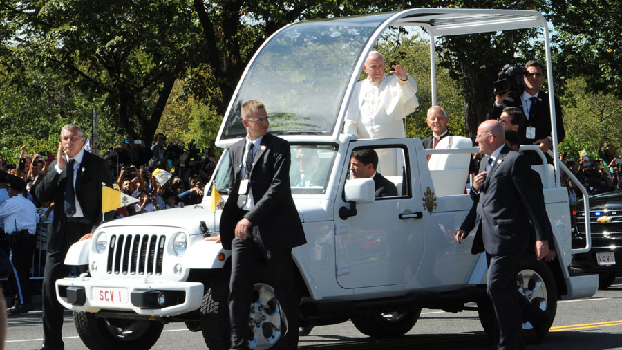 Papa Francisco en el papamóvil