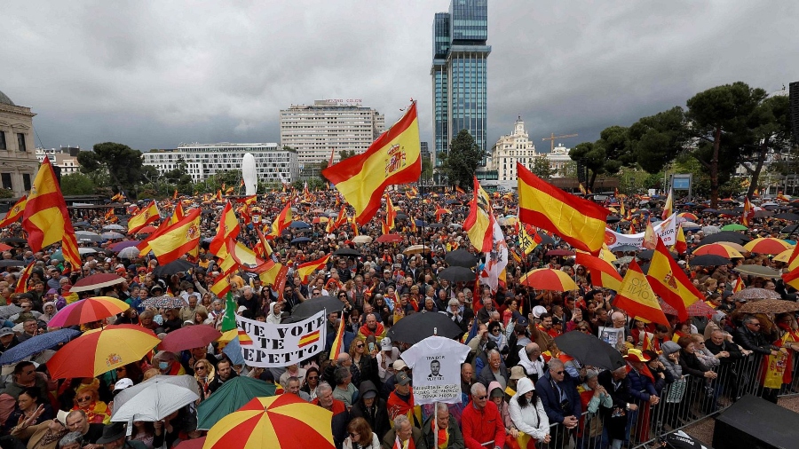 Miles de personas piden en Madrid la dimisión de Pedro Sánchez