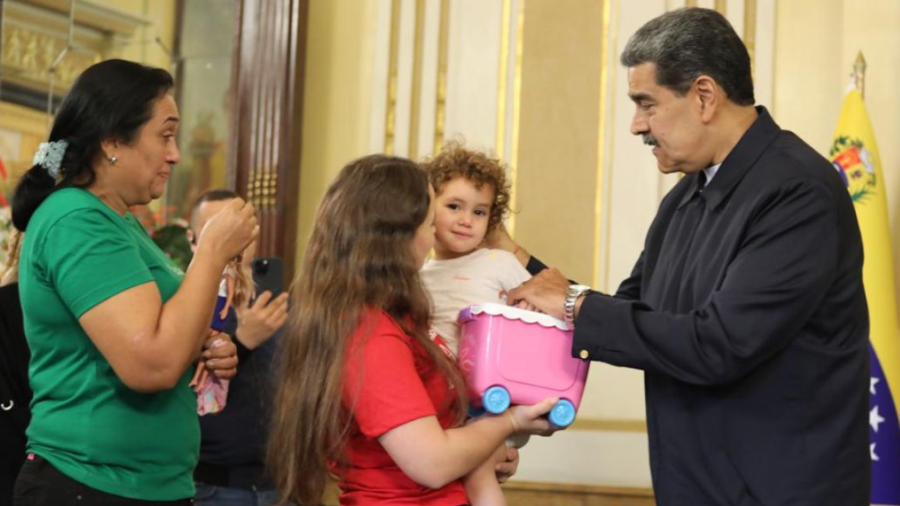 Presidente Nicolás Maduro recibe a Maikelys en Miraflores