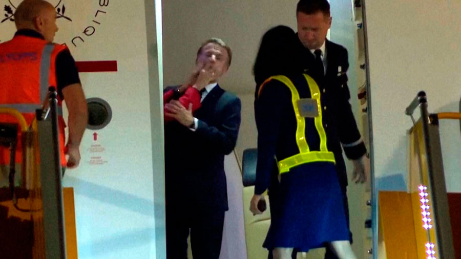 Macron es golpeado en la cara por su esposa ante las cámaras