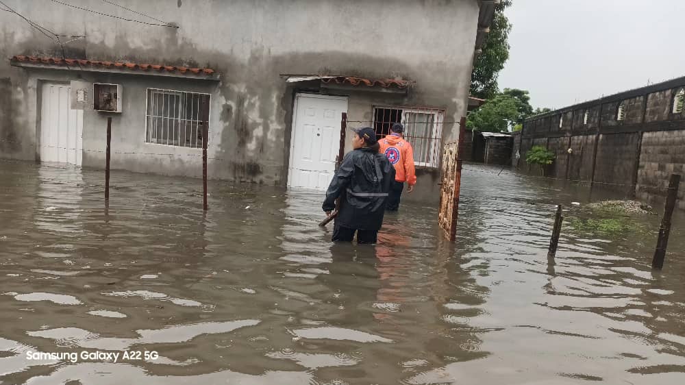 Organismos de seguridad atienden inundaciones en Turén tras lluvias intensas