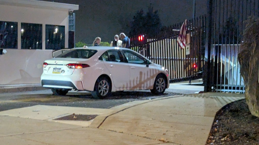 Carro embiste la entrada de una oficina del FBI en EE.UU.