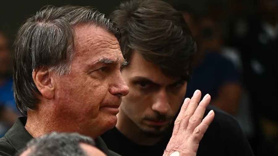 Bolsonaro pide al Supremo de Brasil cumplir condena en casa