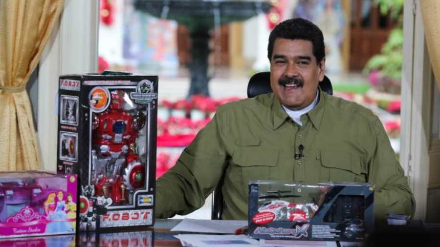 Presidente Maduro con Juguetes que serán distribuidos