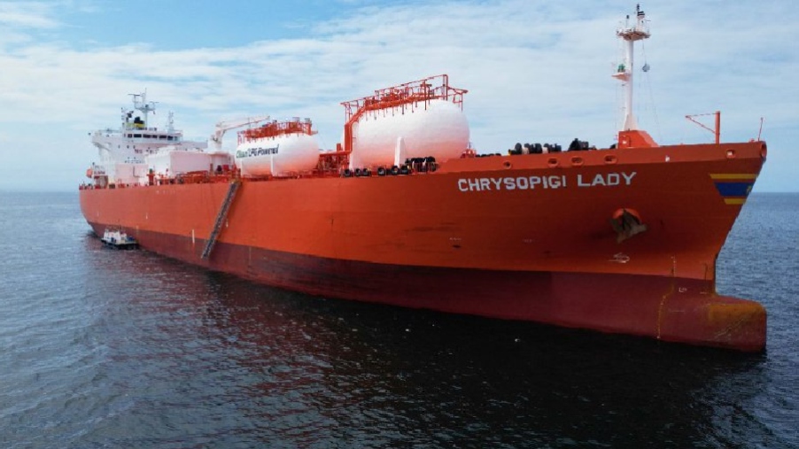 Buque Chrysopigi Lady con el primer cargamento de Gas Licuado de Petróleo (GLP)