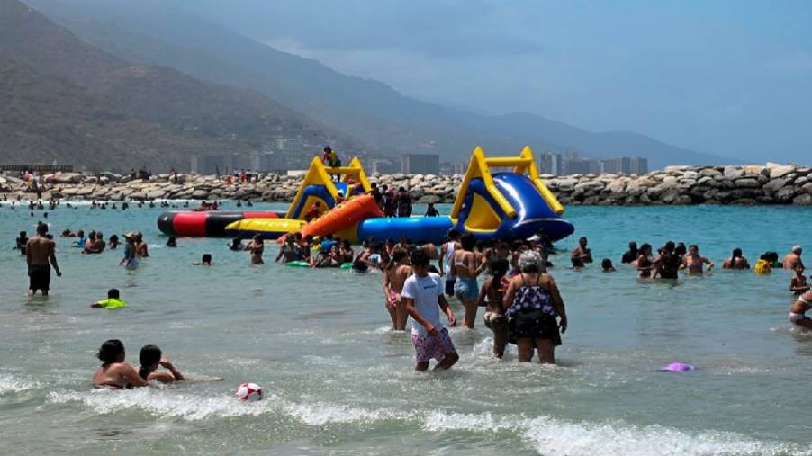 Playas de La Guaira en el inicio del asueto de Carnaval