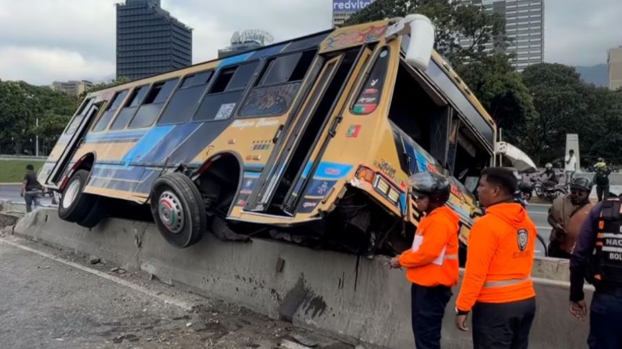Unidad de transporte público choca en Plaza Venezuela: cuatro heridos y restricción de tránsito en la Autopista Fajardo