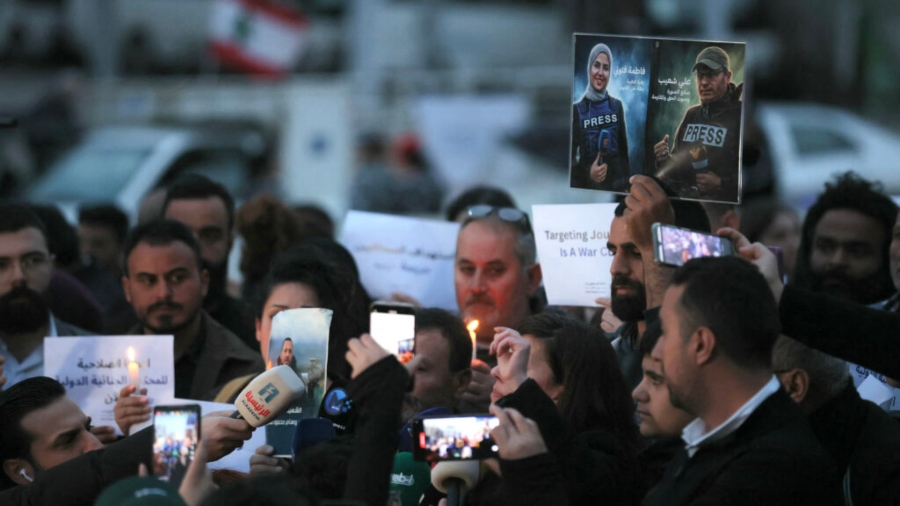 Funeral masivo en Beirut por asesinato de tres periodistas en ataque israelí