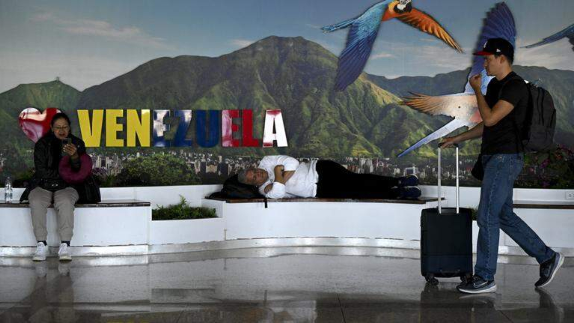 Pasajeros esperan en Aeropuerto de Maiquetía (Referencial) Pasajeros esperan en Aeropuerto de Maiquetía (Referencial)