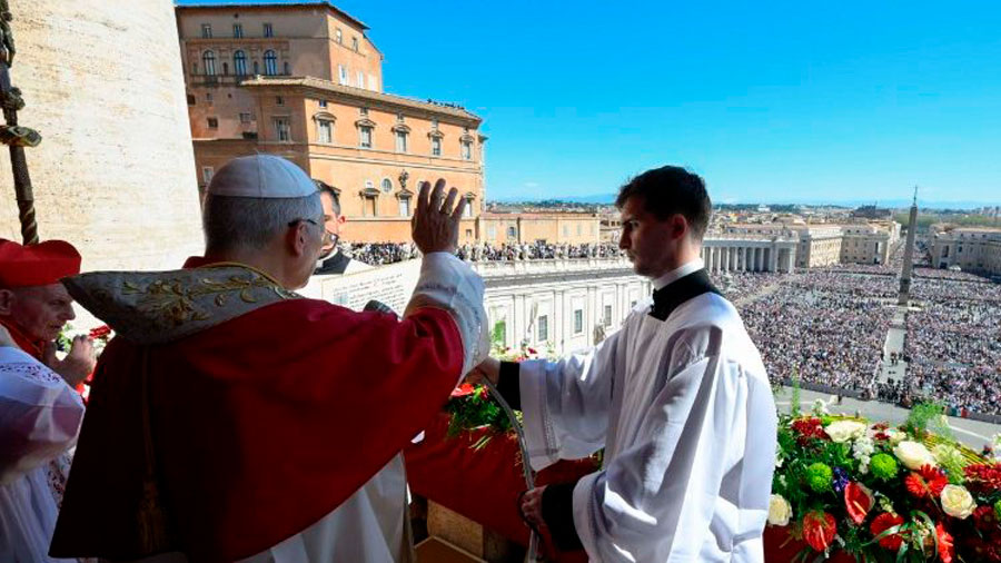 Papa León XIV llamó a la paz en su primer mensaje de Pascua