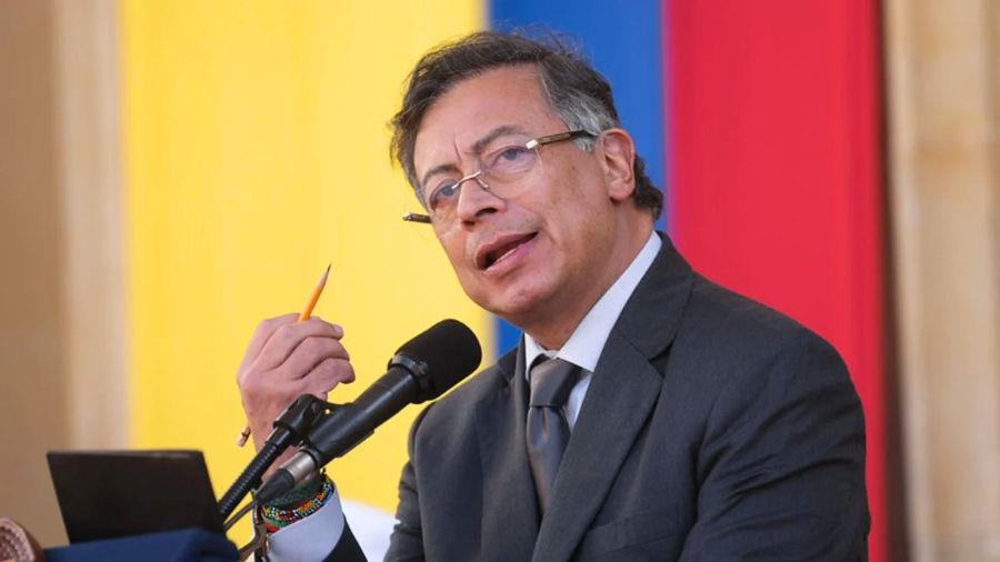 Petro dice que con Cuba hay que "hablar" y que el "bloqueo es genocidio"