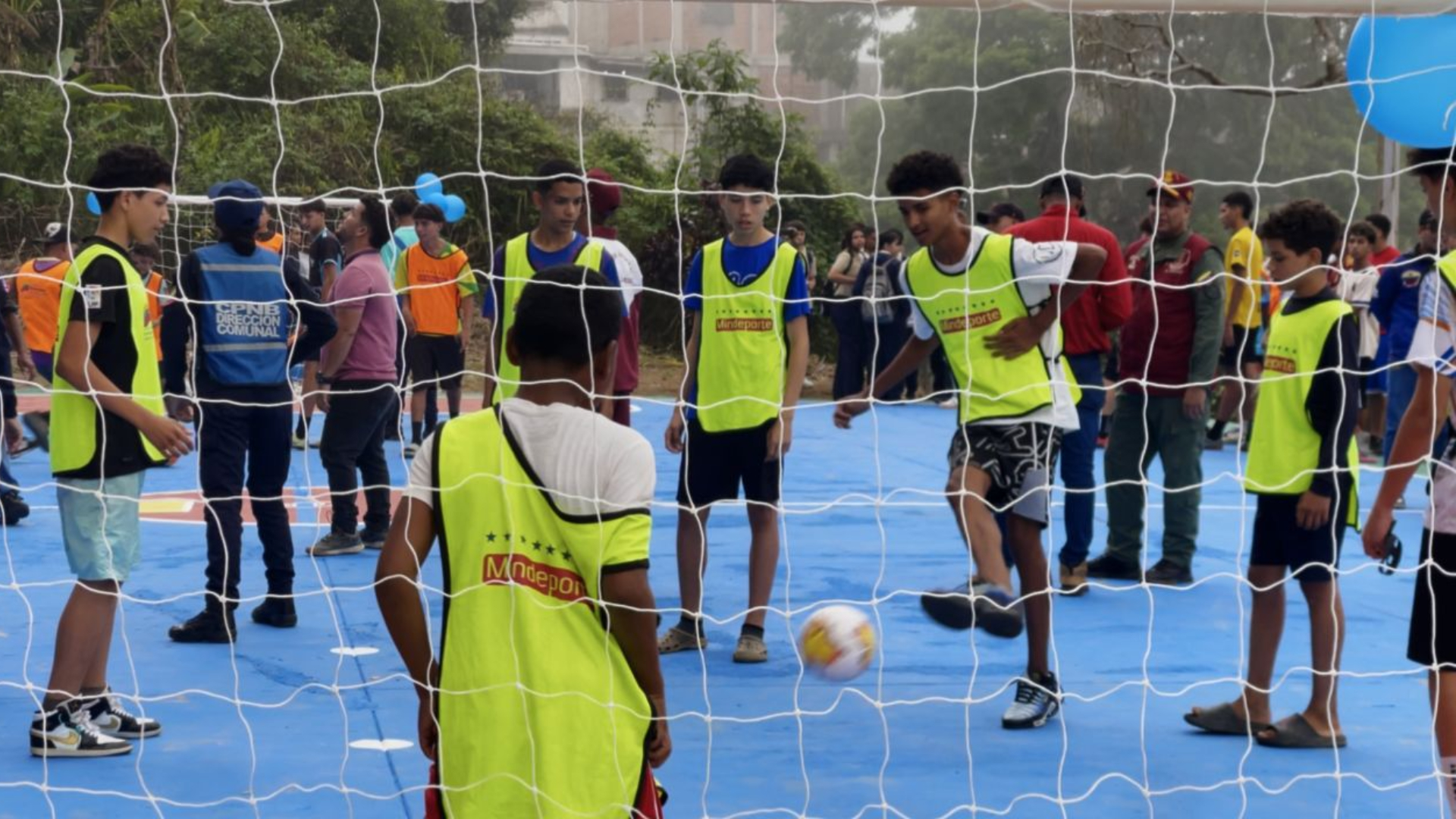 Reinauguran cancha deportiva en Carayaca (Cortesía)