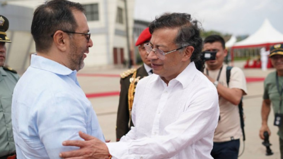 Gustavo Petro y el canciller Yván Gil en Maiquetía