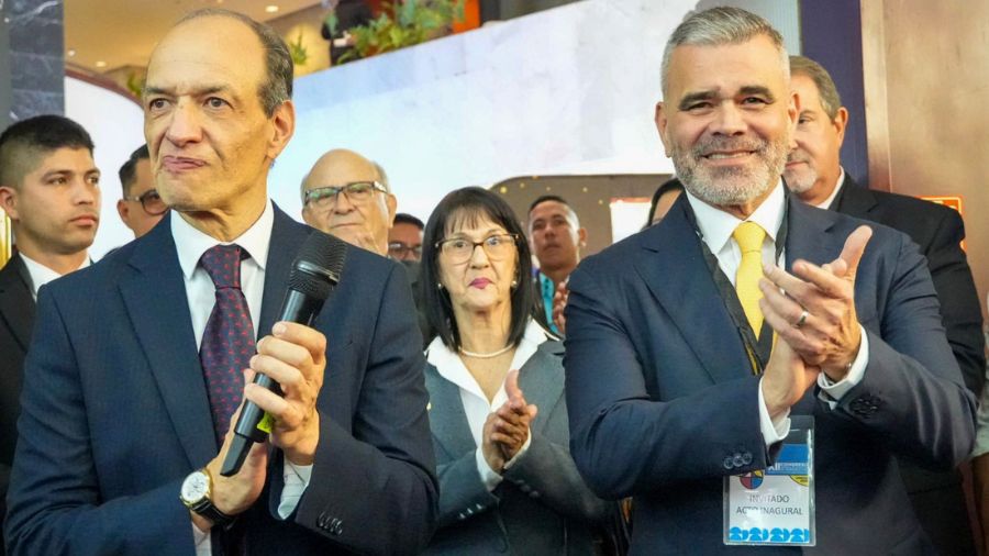 Minister Padrino López participates in the opening of the XII National Congress of Avilekeeping in Caracas
