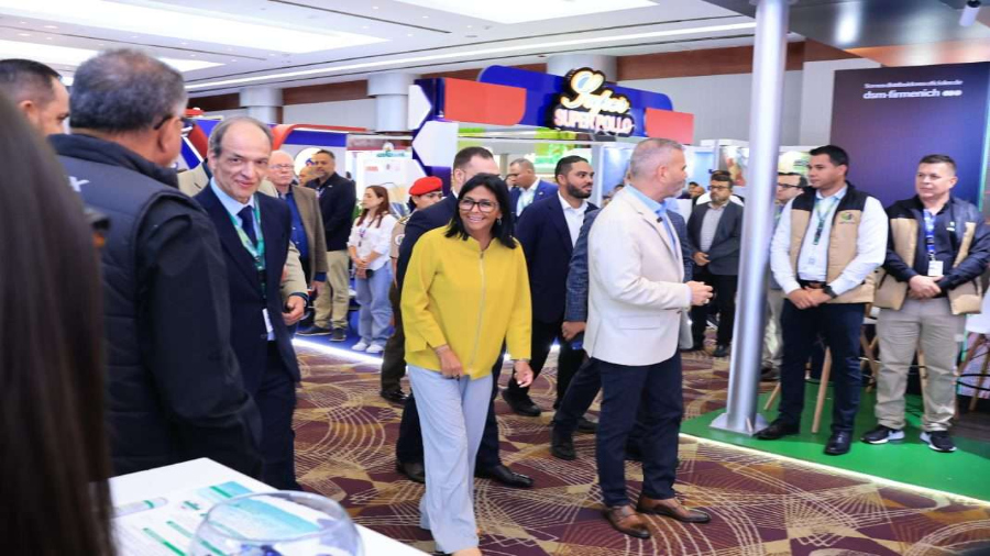 Delcy Rodríguez visita XII Congreso Nacional de Avicultura