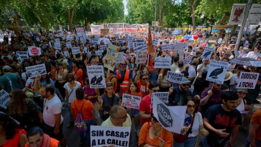 Miles marchan en Madrid contra el alto precio de la vivienda