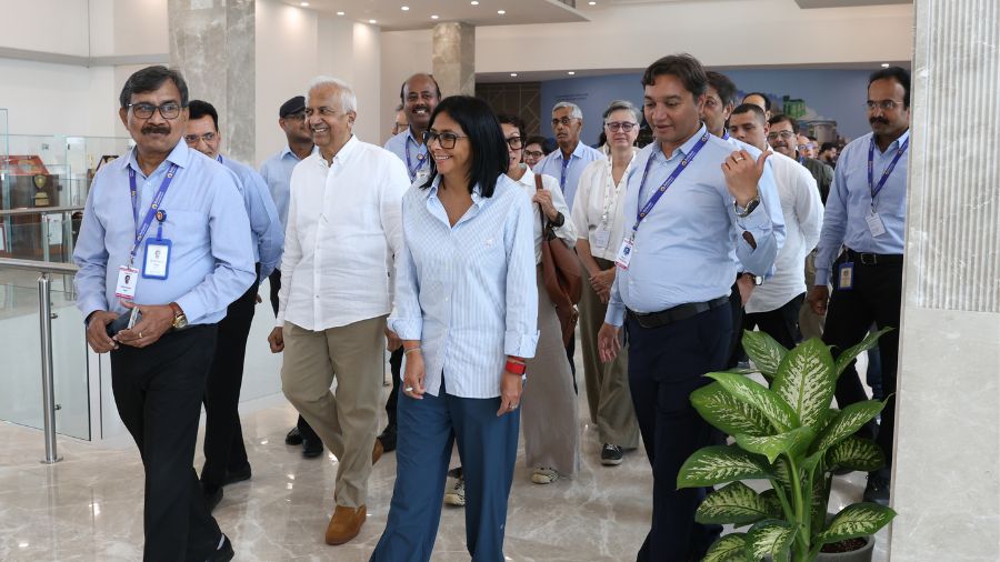 Delcy Rodríguez invita a petroleras indias a Venezuela para atraer más inversiones