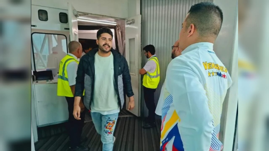 Melvin Maldonado recibiendo a los connacionales