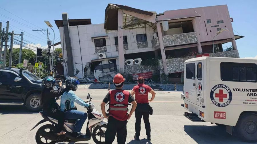 Al menos 19 muertos, 12 desaparecidos y más de 100 heridos tras fuerte sismo en Filipinas