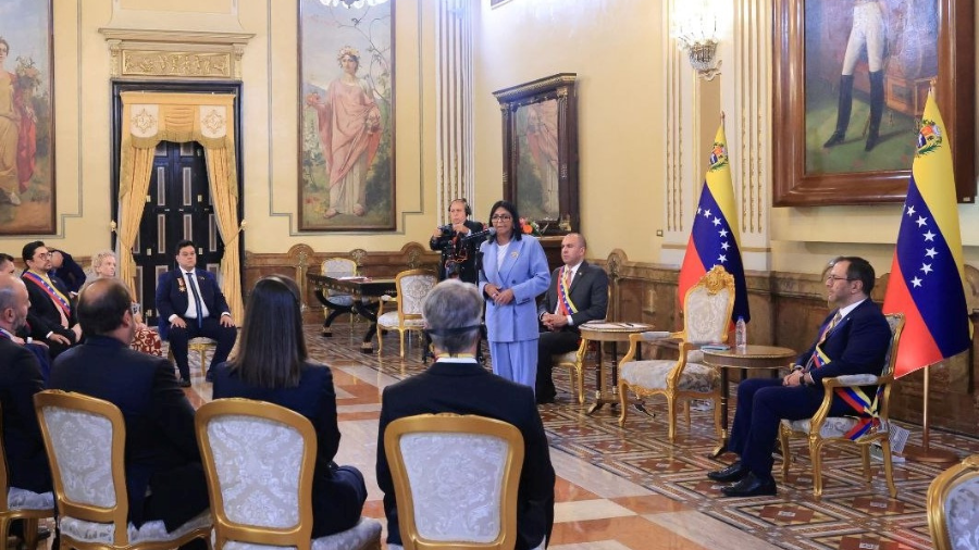 Delcy Rodriguez condecora a defensores de la Guayana Esequiba