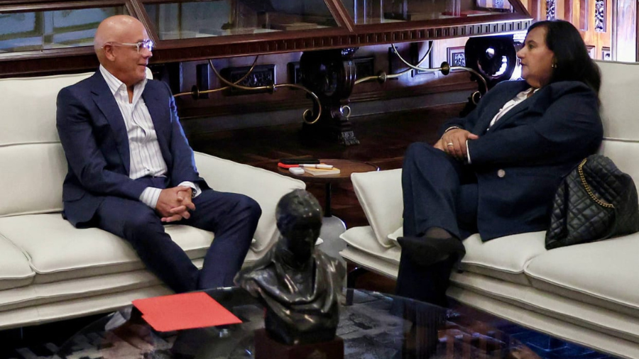 Jorge Rodríguez y Dinorah Figura se reúnen en Caracas