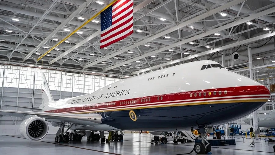 Trump devela el nuevo Air Force One, un Boeing de lujo con los colores de la bandera
