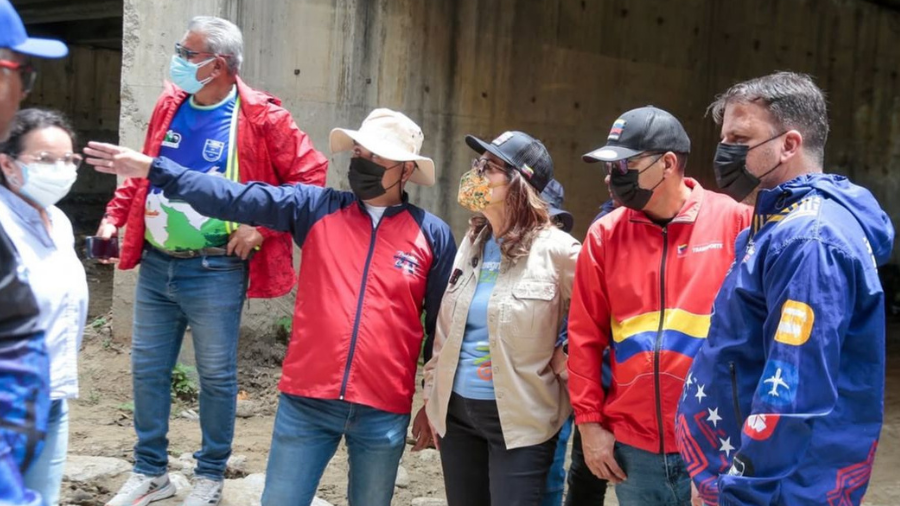 Cierran de emergencia el lado sur del puente de Caraballeda en La Guaira por fallas estructurales