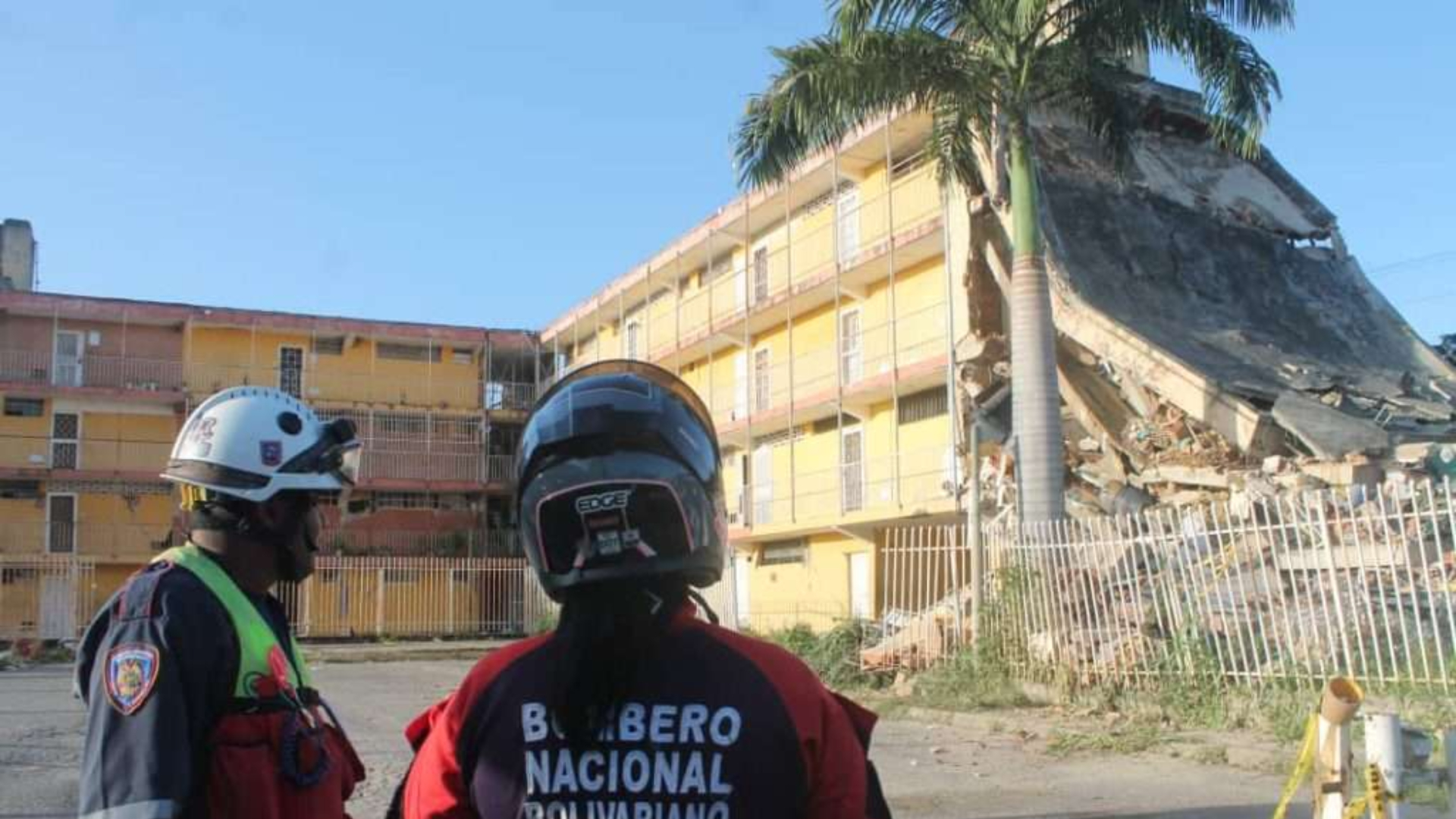 Colapsa edificio desalojado en Guarenas a una semana de los terremotos (Antonio Quintana) Colapsa edificio desalojado en Guarenas a una semana de los terremotos (Antonio Quintana)