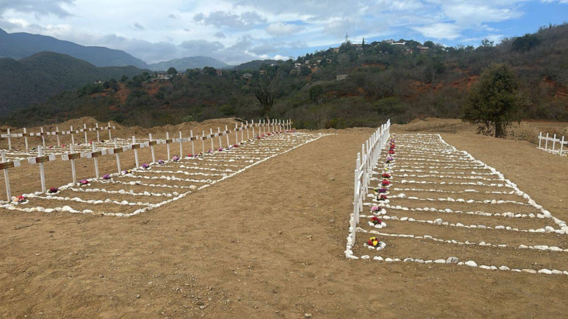 Cementerio La Esperanza tumbas individuales (Cortesía) Cementerio La Esperanza tumbas individuales (Cortesía)