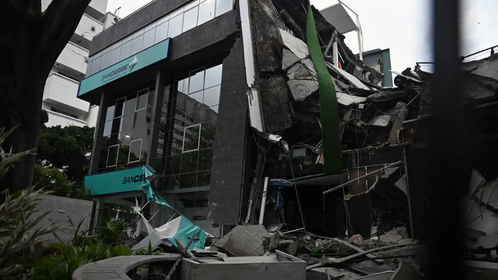 Demolición controlada sede Bancaribe (Cortesía)