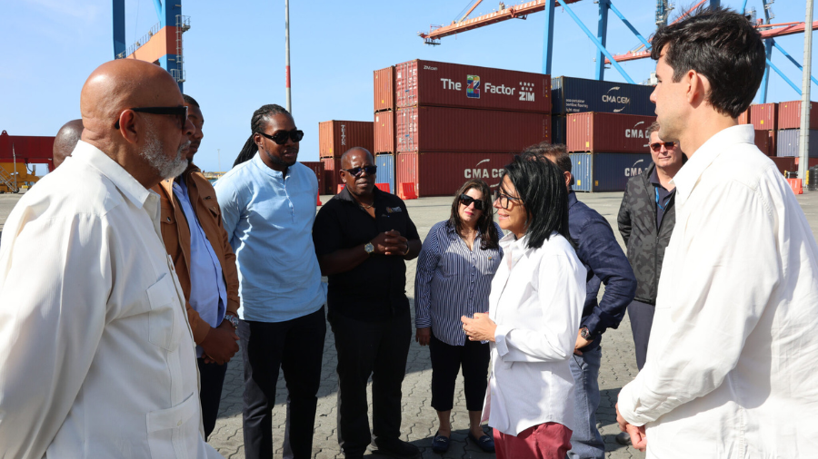 Delcy Rodriguez recibe 88 contenedores de ayuda humanitaria del Caricom