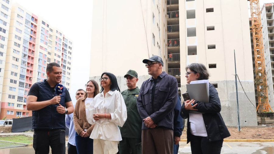 Delcy Rodríguez entrega 240 viviendas equipadas a familias afectadas Delcy Rodríguez entrega 240 viviendas equipadas a familias afectadas
