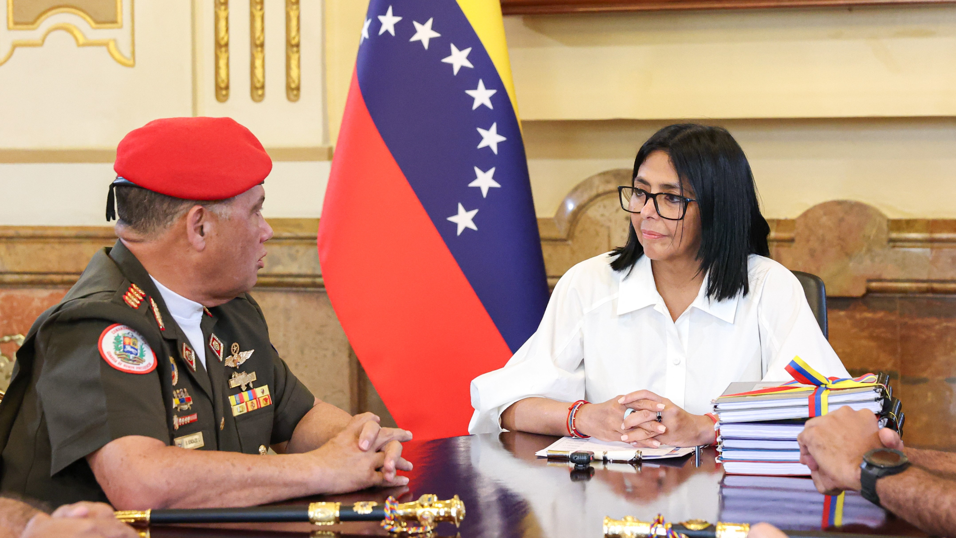 Delcy Rodríguez recibe lista oficial de postulaciones para ascensos FANB
