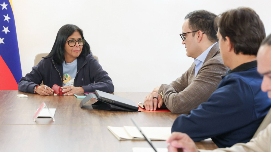Delcy Rodríguez, presidenta con el equipo económico