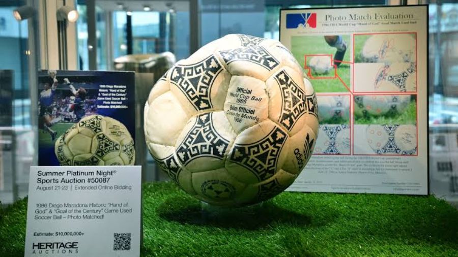 El balón de la "Mano de Dios" de Maradona se subastó por más de 3 millones de dólares