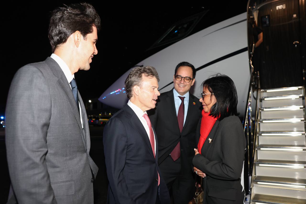 Delcy Rodríguez y John Barrett se reúnen en Estados Unidos