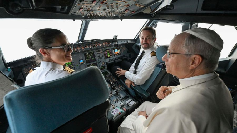 León XIV visitó la cabina y bendijo a los pilotos de los Rafale que lo escoltaron a Metz