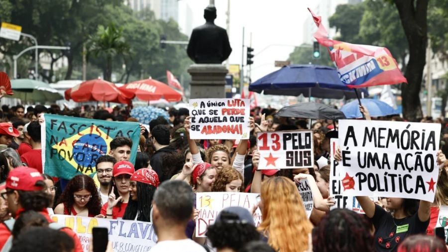 Estudiantes protestan contra candidatura de Bolsonaro